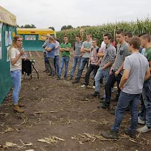 Jacqueline Ulen gaf uitleg over het project 'grondig boeren met maïs brabant', dat dit jaar startte en tot 2019 loopt. In het project worden diverse bedrijfssituaties gesimuleerd, zoals een situatie met vruchtwisseling, een situatie gericht op behoud van