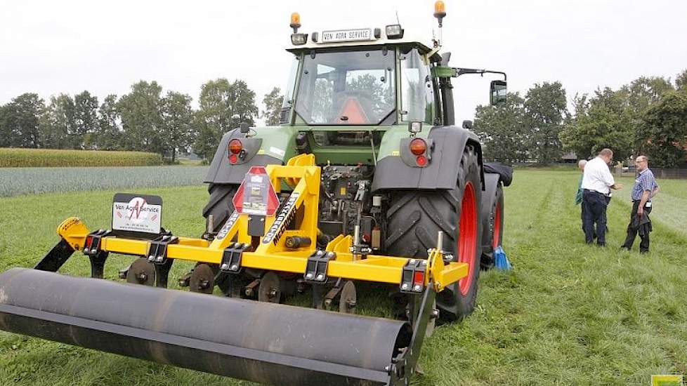 Een andere workshop ging over het belang van het tegengaan van verdichting in het grasland. Met deze speciale machine kan het grasland gewoeld worden, zonder dat de zode veel beschadigt.