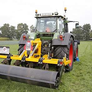 Een andere workshop ging over het belang van het tegengaan van verdichting in het grasland. Met deze speciale machine kan het grasland gewoeld worden, zonder dat de zode veel beschadigt.