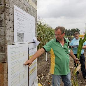 Bij het maïsgedeelte kregen bezoekers onder meer uitleg over het schatten van het drogestof gehalte van de maïs.