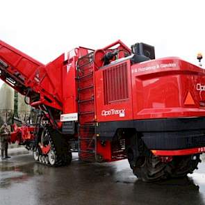 De bieten worden normaal vanaf half oktober gerooid, na de maïs. Vanwege de demodag was er alvast een halve bunder geoogst door het naburige landbouwmechanisatiebedrijf RosierGreidanus. Die gebruikt daarvoor een indrukwekkende bietenrooier, voorzien van r