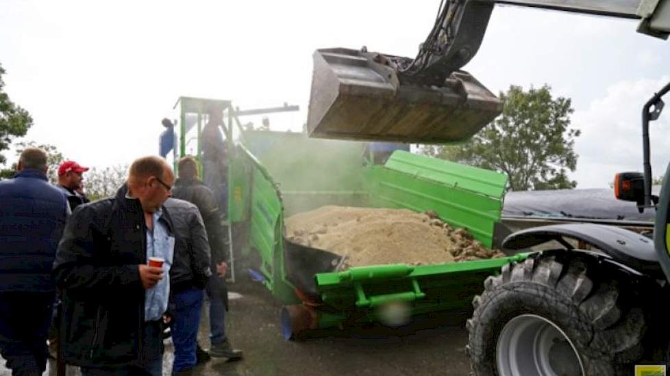 Omdat de bieten 78 procent water bevatten, gaat er op elke 100 ton bieten ook 25 ton sojahullen bij in, om het suikerrijke vocht vast te houden. “Sojahullen zijn goedkoper dan A-brok en ze bevatten wel 950 vem”, aldus Bouma.