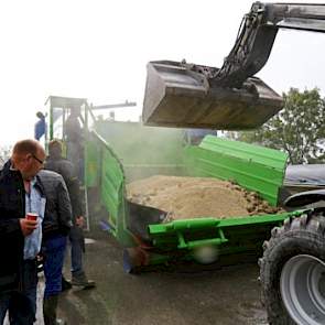 Omdat de bieten 78 procent water bevatten, gaat er op elke 100 ton bieten ook 25 ton sojahullen bij in, om het suikerrijke vocht vast te houden. “Sojahullen zijn goedkoper dan A-brok en ze bevatten wel 950 vem”, aldus Bouma.