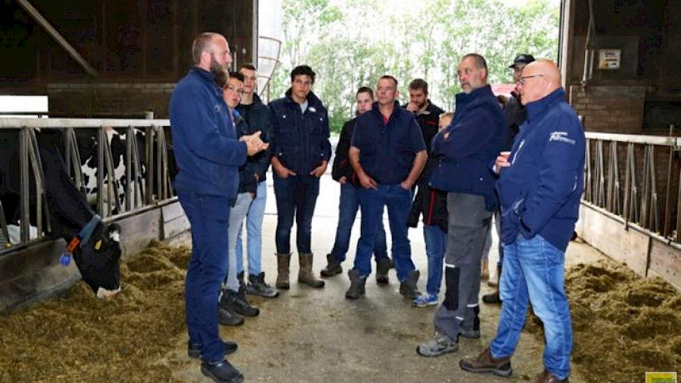 Pieter Karst Bouma (links, met baard) voert sinds 3 jaar voederbieten aan de koeien, in een gemengd rantsoen met gras- en maiskuil.