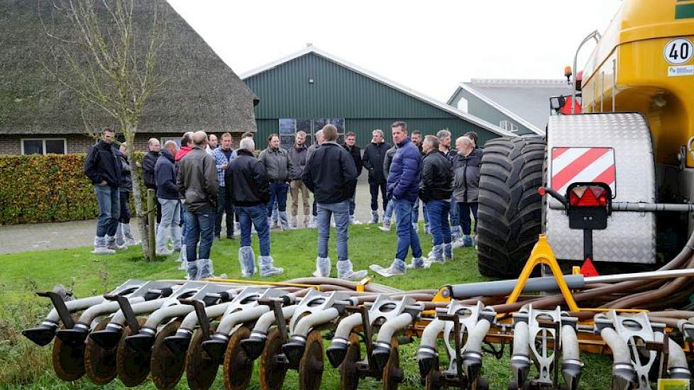 Aan het eind liet Gras de veehouders zijn balenpers zien en vertelde hij waarom hij deze heeft gekocht. Ook konden de aanwezigen de mesttank van loonwerker bewonderen, een kunststof tank, die daardoor veel lichter is.