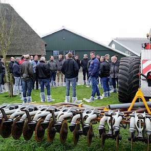 Aan het eind liet Gras de veehouders zijn balenpers zien en vertelde hij waarom hij deze heeft gekocht. Ook konden de aanwezigen de mesttank van loonwerker bewonderen, een kunststof tank, die daardoor veel lichter is.