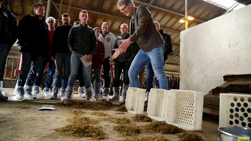 Gert-Jan Hegeman van Reesink, onder andere importeur van Kuhn in Nederland, hield samen met zelfstandig voeradviseur Henry van Ittersum een presentatie over de benutting van de kuil. Nadat Hegeman, middels een korte video, liet zien hoe een mengwagen goed