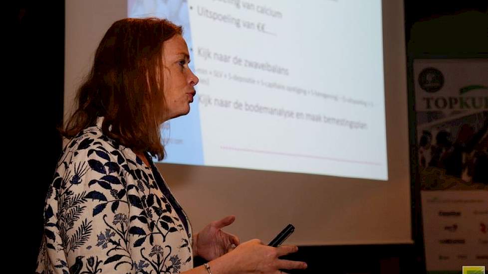 Anna Zwijnenburg hield een presentatie namens OCI Agro. Zij hield de aanwezigen onder andere voor om rekening te houden met de nawerking van drijfmest. Ook legde ze de verschillende soorten meststoffen op een rij met de voor- en nadelen daarvan. Bij de zw