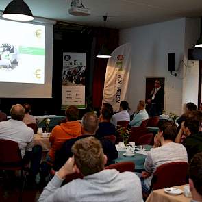 Met rond de 150 bezoekers was de zaal weer goed gevuld. De eerste presentatie werd gehouden door Jaap Gielen van Countus en één van de finalisten van vorig jaar, Tim van Noord. Tijdens deze presentatie stond de voerwinst centraal. „Grond is een duur produ