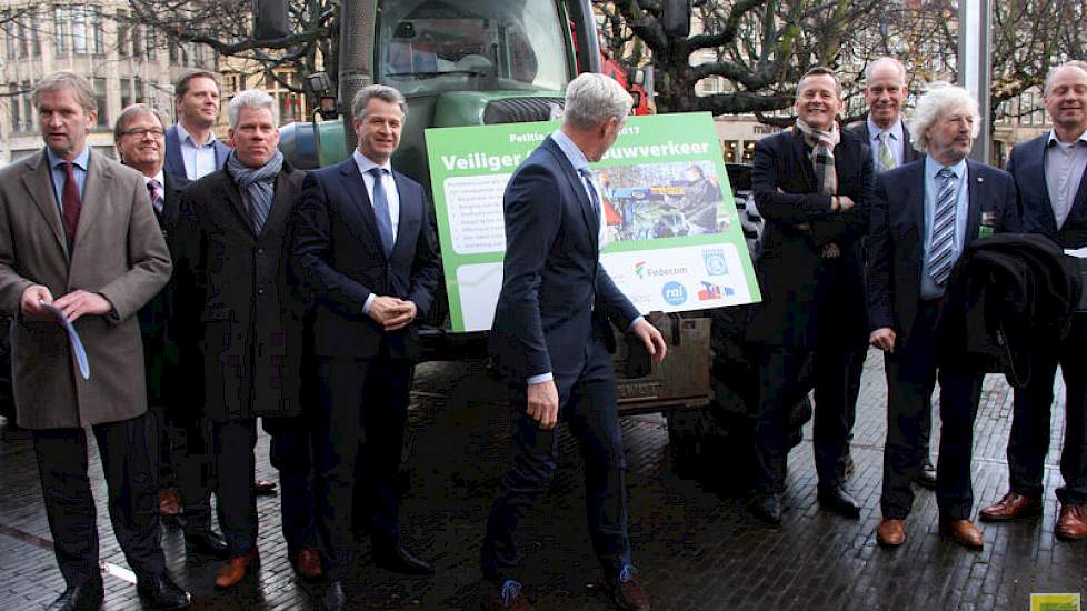 Behalve Cumela onderstrepen ook aanwezige vertegenwoordigers van onder meer Fedecom, Bouwend Nederland en Fehac het belang van het oorspronkelijke wetsvoorstel kentekening (land)bouwvoertuigen. ‘Het is vreemd dat een snelle elektrische fiets wel een kente