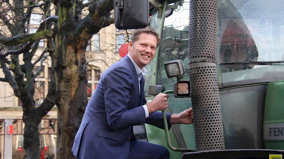 Matthijs Sienot van D66 zóu, na het in ontvangst nemen van de petitie, graag even in de cabine zitten van een van de trekkers.