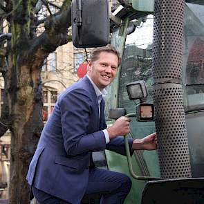 Matthijs Sienot van D66 zóu, na het in ontvangst nemen van de petitie, graag even in de cabine zitten van een van de trekkers.