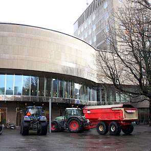 Donderdagmiddag 14 december stond niet het hele Malieveld vol trekkers, ook liepen de toegangswegen naar Den Haag niet vol met zwaar materieel. Achter het gebouw van de Tweede Kamer stonden slechts vier landbouwvoertuigen opgesteld.