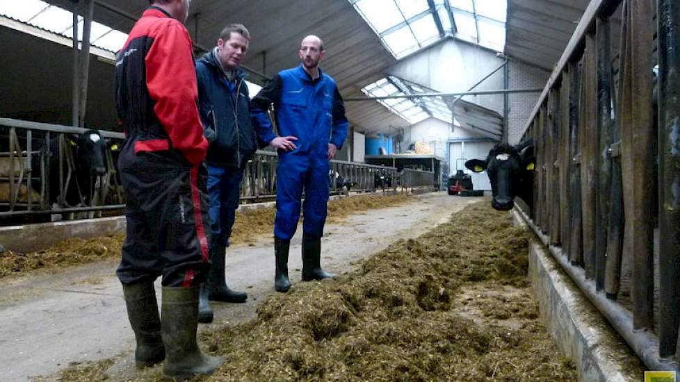 In de stal wordt het rantsoen en de mest beoordeeld. De veehouder vertelt dat hij in het verleden veel meer krachtvoer voerde. Omdat de ruwvoervoorraad groeide, besloot hij het over een andere boeg te gooien. Zo krijgen nieuwmelkte koeien nu maximaal 7 ki