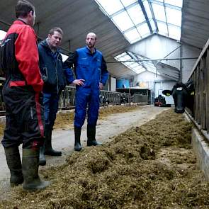 In de stal wordt het rantsoen en de mest beoordeeld. De veehouder vertelt dat hij in het verleden veel meer krachtvoer voerde. Omdat de ruwvoervoorraad groeide, besloot hij het over een andere boeg te gooien. Zo krijgen nieuwmelkte koeien nu maximaal 7 ki