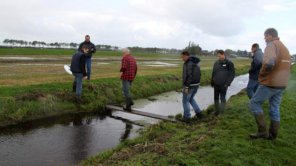 Laarzen zijn geen overbodige luxe tijdens de vijfde en laatste FarmWalk van dit weideseizoen. Een stukje evaluatie en de grote vraag ‘Hoe kun je nu beweiden?’ staan centraal bij de beweidingsstudieclub. Een FarmWalk mét lenigheidstest dit keer.