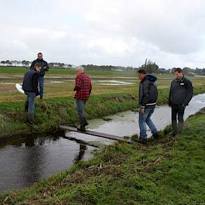 Laarzen zijn geen overbodige luxe tijdens de vijfde en laatste FarmWalk van dit weideseizoen. Een stukje evaluatie en de grote vraag ‘Hoe kun je nu beweiden?’ staan centraal bij de beweidingsstudieclub. Een FarmWalk mét lenigheidstest dit keer.