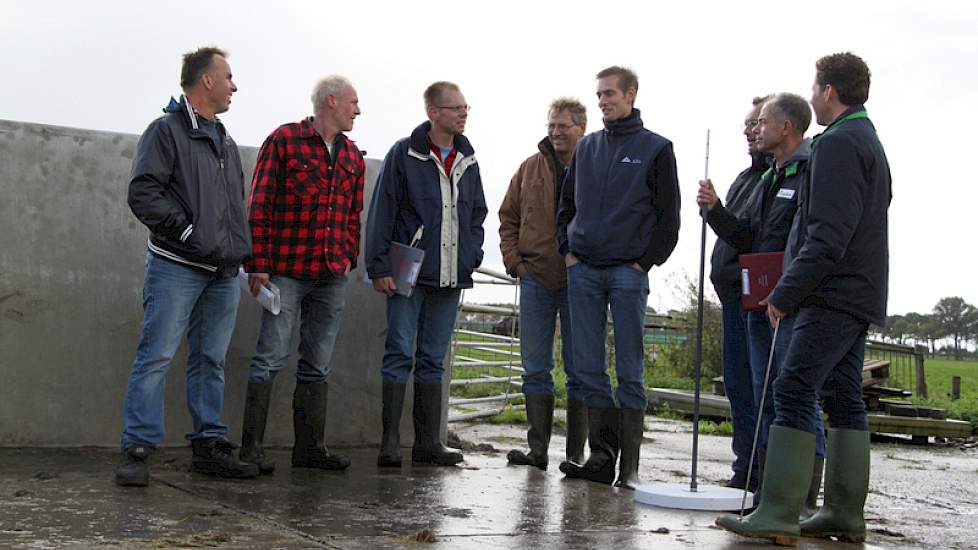 Bij de kuil bespreken de deelnemers de aanvullingen naast het weidegras. De tip: bedenk al vooraf welke kuil of producten je nodig hebt aan het einde van het weideseizoen.