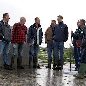 Bij de kuil bespreken de deelnemers de aanvullingen naast het weidegras. De tip: bedenk al vooraf welke kuil of producten je nodig hebt aan het einde van het weideseizoen.