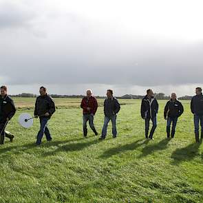 De grashoogtemeter laat zien dat er nog zo’n 800 tot 900 kilogram droge stof aan gras staat.