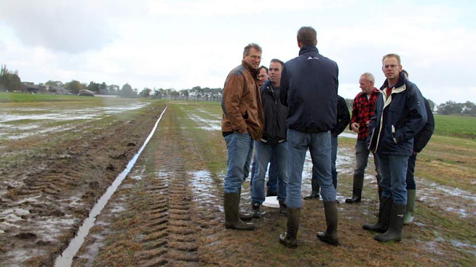 Geert van Bemmel heeft dit perceel opnieuw ingezaaid. Er blijft nog wat water op staan, tot ongenoegen van de veehouder. Het lokt een discussie uit over het moment van inzaaien.