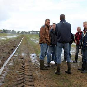 Geert van Bemmel heeft dit perceel opnieuw ingezaaid. Er blijft nog wat water op staan, tot ongenoegen van de veehouder. Het lokt een discussie uit over het moment van inzaaien.