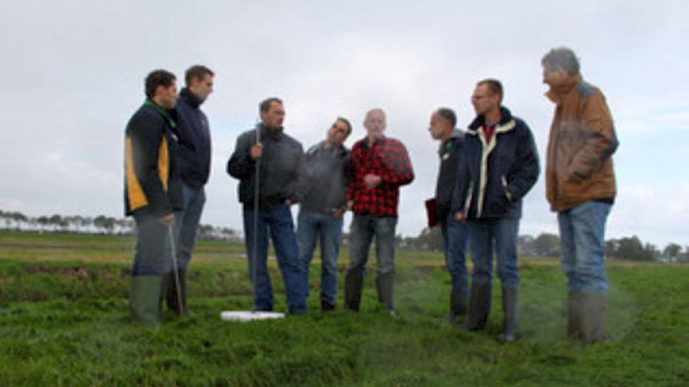 Laarzen zijn geen overbodige luxe tijdens de vijfde en laatste FarmWalk van dit weideseizoen. Een stukje evaluatie en de grote vraag ‘Hoe kun je nu beweiden?’ staan centraal bij de beweidingsstudieclub.