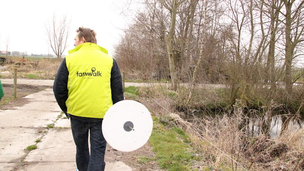 Door het brede kavelpad van 300 meter lang lukt beweiding praktisch altijd en voorkomt Harm Jan Hoeve vertrapping bij het in- en uitlopen. Bijkomend voordeel: voldoende ruimte voor ranglagere dieren om de wei in en uit te lopen.