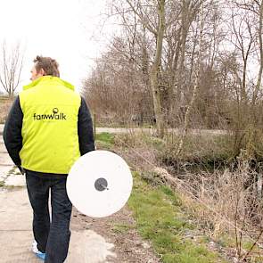 Door het brede kavelpad van 300 meter lang lukt beweiding praktisch altijd en voorkomt Harm Jan Hoeve vertrapping bij het in- en uitlopen. Bijkomend voordeel: voldoende ruimte voor ranglagere dieren om de wei in en uit te lopen.