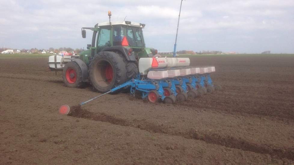 Op 23 april inzaai van ultravroege mais Asgaard in Friesland, op grasland met ernstige muizenschade