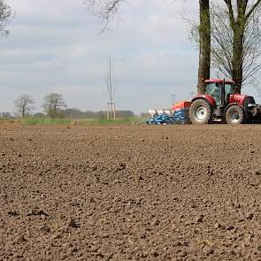 Bij Etten-Leur zaait loonbedrijf De Regt mais