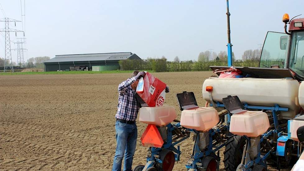 Inzaai van een LG etalageveld in Kruiningen (Zeeland) op 24 april