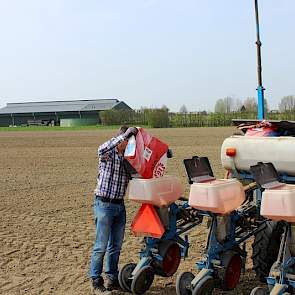 Inzaai van een LG etalageveld in Kruiningen (Zeeland) op 24 april