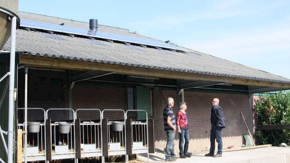 In de bestaande ligboxenstal is een ruimte voor het vrouwelijk jongvee. Voor de stierkalveren heeft Aalberts nu een afdak aan de buitenkant van de stal gemaakt.