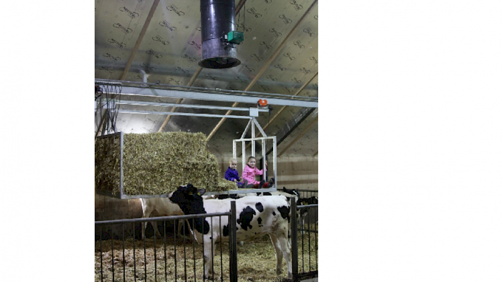 Door middel van een meet/smoorunit verlaat de opgewarmde lucht de stal weer. Het instrooien is vergemakkelijkt doordat de strobalen op een elektrisch aan te sturen plateau gemakkelijk boven elk hok komt.