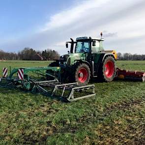 In dezelfde werkbreedte worden molshopen en oneffenheden gevlakt, en onkruiden, grasresten en ondiep wortelende grassen losgeëgd