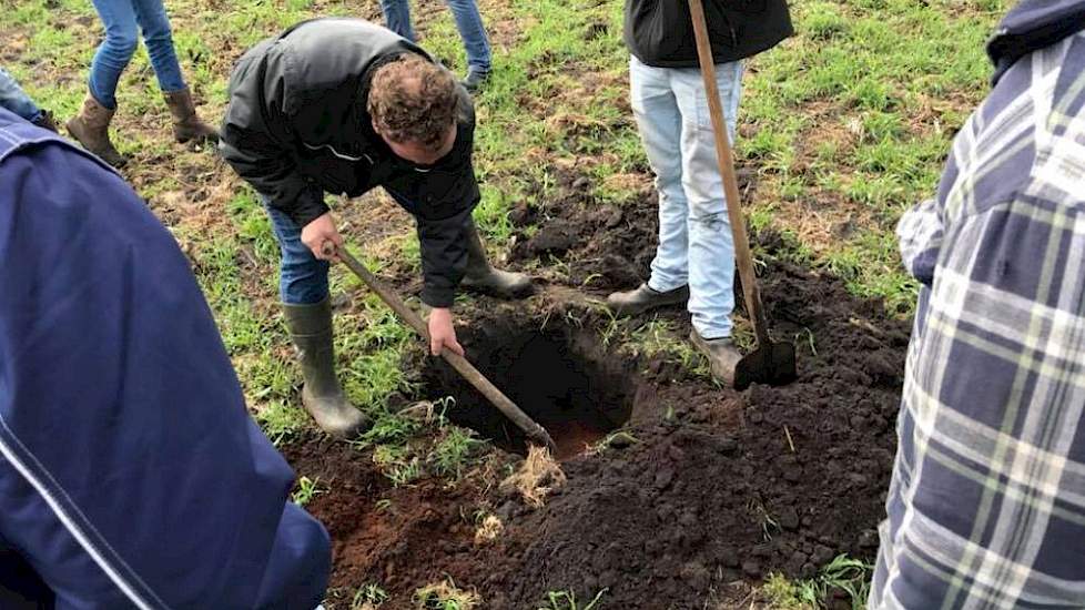 Op zijn bedrijf in Zuidwolde bracht een andere deelnemer de tips van de 1e MaisChallenge bijeenkomst direct in de praktijk: "Vandaag de bemestingswijzer van #eurofins besproken en een bemestingsplan opgesteld. Tevens hebben we het bodemprofiel bekeken, mo