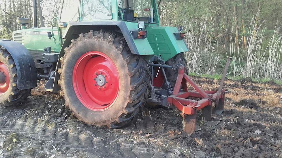 Ook goed bodembeheer: storende lagen opheffen voor het ploegen, in Kring van Dorth (Gelderland)