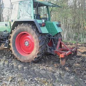 Ook goed bodembeheer: storende lagen opheffen voor het ploegen, in Kring van Dorth (Gelderland)