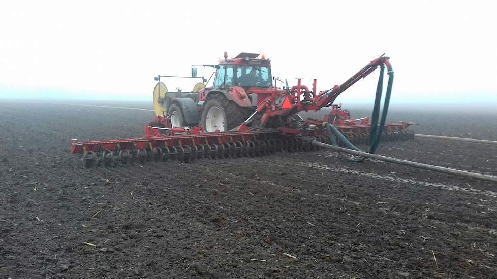 Op de rivierklei in Druten werd op 11 april bemest, na een bewerking met de schijveneg