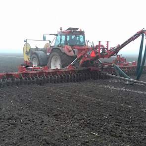 Op de rivierklei in Druten werd op 11 april bemest, na een bewerking met de schijveneg