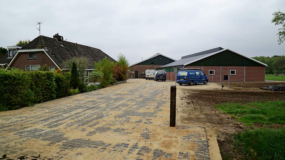 De klinkers liggen net in de oprit. Het gebouw, waarin zich naast de melkstal ook een nieuw tanklokaal en ruimte voor nuchtere kalveren bevindt, is tegen de voorgevel van de bestaande ligboxenstal gebouwd en heeft een afmeting van 22 bij 15 meter.