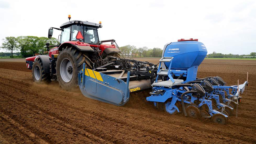 De zaaimachine van Lemken zaait de maïs in verstek. Anders dan bij ruitzaaien, wordt er niet gezaaid op 37,5 centimeter, maar staan de planten 12,5 centimeter uit elkaar. De spit/zaaicombinatie is 3 meter breed. Het afgeven van het zaad word elektronisch