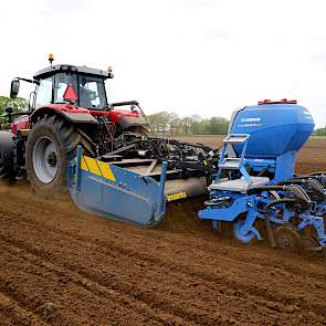 De zaaimachine van Lemken zaait de maïs in verstek. Anders dan bij ruitzaaien, wordt er niet gezaaid op 37,5 centimeter, maar staan de planten 12,5 centimeter uit elkaar. De spit/zaaicombinatie is 3 meter breed. Het afgeven van het zaad word elektronisch