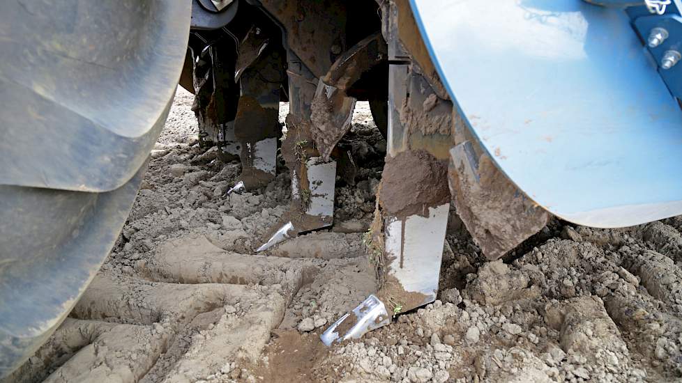 De spitmachine is ontwikkeld met woelpoten. In vergelijking met de standaard spitmachine maakt deze de ondergrond ook los, maar de grond wordt niet gekeerd zoals bij ploegen.