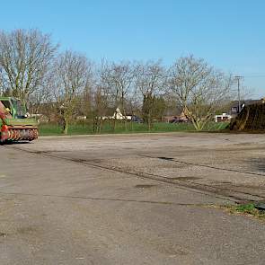 De dieren worden gevoerd met een zelfrijdende Strautmann-voermengwagen. Het basisrantsoen bestaat momenteel uit maïs, tarwe, gras en gerst.