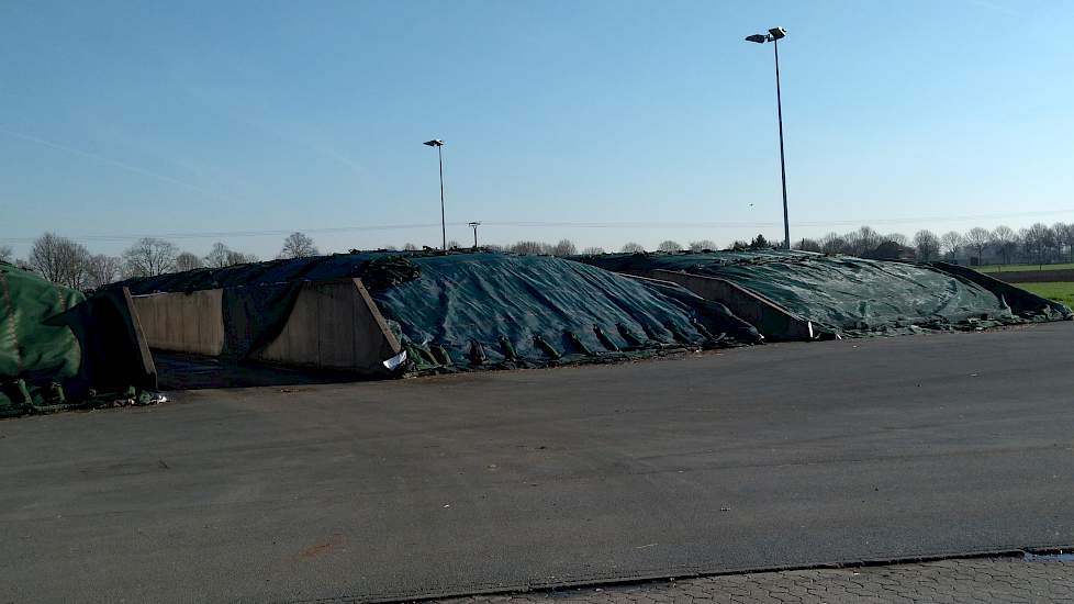 Alle kuilen op het bedrijf worden op dezelfde manier afgedekt. Eerst een laag krimpfolie, daar bovenop een laag plastic, dan een net en vervolgens zandslurven op iedere drie meter. Voor de conservering van de kuil zweert Hünting bij toevoegmiddelen bij he