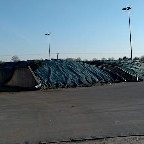 Alle kuilen op het bedrijf worden op dezelfde manier afgedekt. Eerst een laag krimpfolie, daar bovenop een laag plastic, dan een net en vervolgens zandslurven op iedere drie meter. Voor de conservering van de kuil zweert Hünting bij toevoegmiddelen bij he