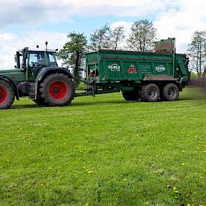 Het voordeel van compost boven Bokashi is dat het mooi verdeeld over het land wordt uitgereden, vindt Wim van den Hengel.