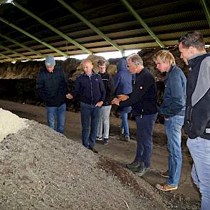 Van den Hengel verrijkt compost met gesteentemeel om correcties in de bodemtoestand aan te brengen.